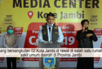 FOTO : Wali Kota Jambi, Dr. H. Syarif Fasha menggelar konferensi Pers terkait perkembangan terbaru angka ODP, PDP dan 2 Pasien Positif Covid-19 di Kota Jambi (17/04/20).