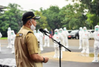 FOTO : Wali Kota Jambi H. Syarif Fasha Memimpin Upacara Pengukuhan Satuan Tugas Relawan Medis dan Non Medis Penanganan Wabah Covid-19 di Command Center Gugus Tugas Percepatan Penanganan Covid-19 Kota Jambi di Mako Damkar Penyelamatan Kota Jambi, Selasa (05/05/20).