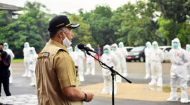 FOTO : Wali Kota Jambi H. Syarif Fasha Memimpin Upacara Pengukuhan Satuan Tugas Relawan Medis dan Non Medis Penanganan Wabah Covid-19 di Command Center Gugus Tugas Percepatan Penanganan Covid-19 Kota Jambi di Mako Damkar Penyelamatan Kota Jambi, Selasa (05/05/20).