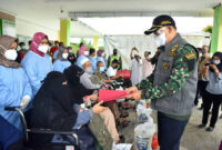 FOTO : Walikota Jambi, Syarif Fasha Melepas Kepulangan 6 orang warga Kota Jambi sebelumnya pasien Positif Covid-19 di RSU Abdul Manaf Kota Jambi, Minggu siang (12/07/20).