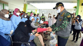 FOTO : Walikota Jambi, Syarif Fasha Melepas Kepulangan 6 orang warga Kota Jambi sebelumnya pasien Positif Covid-19 di RSU Abdul Manaf Kota Jambi, Minggu siang (12/07/20).