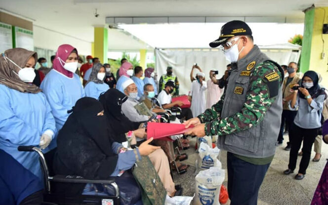 FOTO : Walikota Jambi, Syarif Fasha Melepas Kepulangan 6 orang warga Kota Jambi sebelumnya pasien Positif Covid-19 di RSU Abdul Manaf Kota Jambi, Minggu siang (12/07/20).