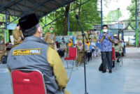 FOTO : Wali Kota Jambi H. Syarif Fasha Saat Memimpin Rapat Bersama Seluruh Kepala Sekolah TK, SD dan SMP swasta di Kota Jambi di Lapangan Tenis Dinas Pendidikan Kota Jambi, Senin (04/05/20).