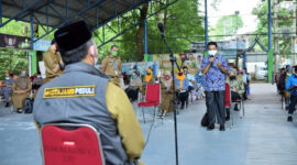 FOTO : Wali Kota Jambi H. Syarif Fasha Saat Memimpin Rapat Bersama Seluruh Kepala Sekolah TK, SD dan SMP swasta di Kota Jambi di Lapangan Tenis Dinas Pendidikan Kota Jambi, Senin (04/05/20).