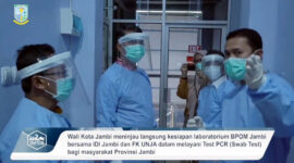 FOTO : Wali Kota Jambi Dr. H. Syarif Fasha Saat Meninjau Kesiapan Laboratorium BPOM Jambi bersama IDI Jambi dan Fakultas Kedokteran UNJA, Kamis (25/06/20).⁣