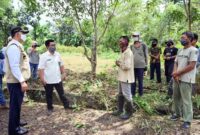 FOTO : Wali Kota Jambi Dr. H. Syarif Fasha, ME saat Meninjau Lokasi TPU di Kota Jambi (29/04/20).