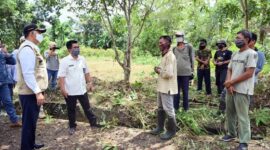 FOTO : Wali Kota Jambi Dr. H. Syarif Fasha, ME saat Meninjau Lokasi TPU di Kota Jambi (29/04/20).