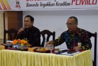 FOTO : Ketua Bawaslu Tanjab Barat Hadi Siswa, S.Pd.I Membuka Rapat Pembinaan SDM Pengawasan, di Aula Hotel Masa Kini Kuala Tungkal, Kamis (13/02/20).