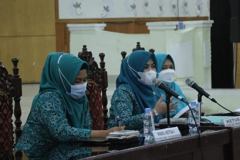 Hj. Fadhilah Sadat Saat Memimpin Rapat Kerja, Orientasi dan Pemantapan Program Kerja PKK tahun 2021-2024 di Balai Pertemuan, Senin (26/07/21). FOTO : PROKOPIM