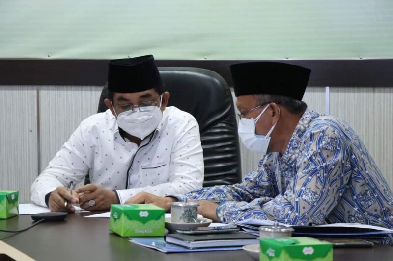 Bupati H. Anwar Sadat Saat Mengikuti Video Conference Bersma Sekda dan OPD dengan Kemenko Kemaritiman dan Gubernur Jambi di Ruang Rapar Bupati, Jum’at (30/07/21). FOTO : PROKOPIM