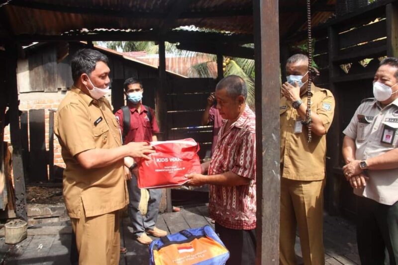 Wakil Bupati Tanjab Barat Hairan Ketika Serahkan Bantuan Bencana Kebakaran di RT 03 Kel. Lubuk Kambing Kecamatan Renah Mendaluh, Senin (27/9/21).