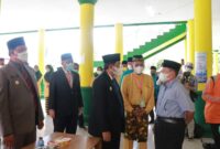 Dok. Bupati H. Anwar Sadat beserta Wakil Bupati Hairan meninjau tempat penyambutan kedatangan Kafilah MTQ di Balai Adat Tanjab Barat, Jum’at (01/10/21). FOTO : PROKOPIM