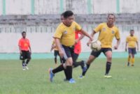 Gubernur Jambi Saat Bermain Bola di Stadion Bkahti Karya Kuala Tungkal, Minggu (03/10/21). Foto : Prokopim