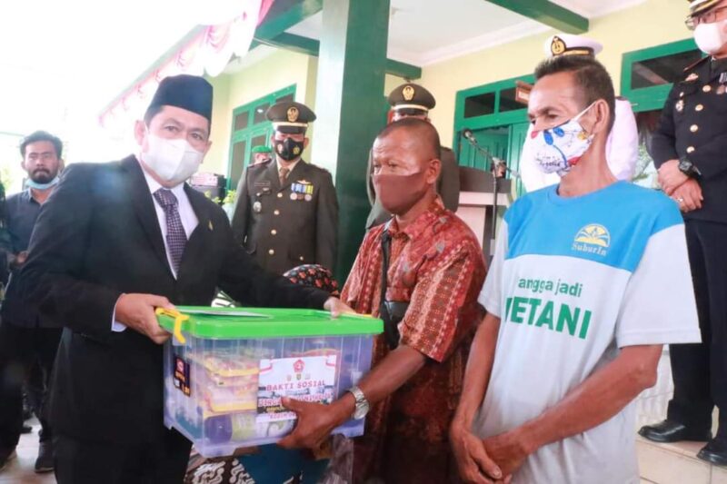 Ketua DPRD Tanjab Barat H. Abdullah Saat Menyerahkan Paket Sembako Pada Perayaan HUT TNI di Kodim 0419/Tanjab, Selasa (5/10/21). FOTO : ISTIMEWA.