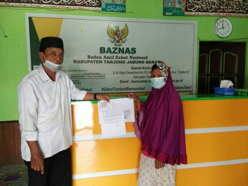 Wakil Ketua Bid. Pendistribusian dan Pendayagunaan BAZNAS Kab. Tanjung Jabung Barat Drs. Habli Zainal, M.Ud kepada Istri dari Bapak Damri, Rabu (24/11/21). FOTO : BAZNAS