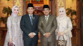 Bupati Tanjab Barat H. Anwar Sadat Berfoto Bersama dengan Faizal Riza, ST, MM Wakil Ketua DPRD Provinsi Jambi. FOTO : Rian Muiz/Facebook.