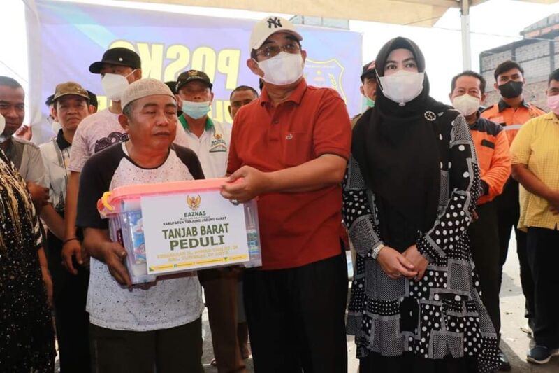 Bupati Anwar Sadat Berikan Bantuan Kepada Korban Kebakaran Pasar Parit 1, Selasa (1/2/22). FOTO : Prokopim