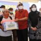 Bupati Anwar Sadat Berikan Bantuan Kepada Korban Kebakaran Pasar Parit 1, Selasa (1/2/22). FOTO : Prokopim