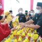 Bupati Tanjung Jabung Barat H. Anwar Sadat saat Tinjau Bazar Minyak Goreng Murah Pagyluyuban Sinar Mas Jambi di Tebing Tinggi. FOTO ; IST.