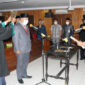 Bupati Tanjung Jabung Barat H. Anwar Sadat Saat Melantik Feri Elvianto, SH sebagai Dewan Pengawas Perusahaan Umum Daerah Air Minum Tirta Pengabuan di Pola Utama, Senin (13/12/21). FOTO : Prokopim