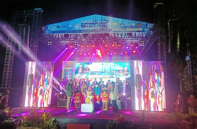 Malam Pembukaan Festival Batanghari 2022 Semakin Dilestarikan, Semakin Mensejahterakan. FOTO : Noval
