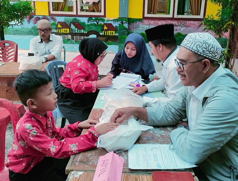 Pelajar SDN 005 Kuala Tungkal Sudah Dilatim Melakukan Zakat Fitrah Sendiri. FOTO : LT