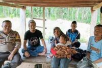 Bhabinkamtibmas Polsek Muara Tembesi Agus Pranomo didampingi istrinya dan Kades Rambutan Masam A. Roni Ali Saat di Rumah Bapak Ismagel, Sabtu (9/7/22). FOTO : KJK