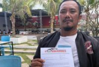 Sekjen DPN Formapera Bambang Menunjukan Surat yang Dilayangkan Kepada KPUD dan Bawaslu Deli Serdang. FOTO : Rizky Zulianda