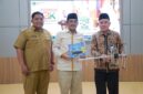 Bupati Tanjab Barat Anwar Sadat (tengah) saat menerima secara simbolis perangkat antena digital dari Kepala Stasiun TVRI Jambi dalam rangka persiapan menyambut siaran Piala Dunia 2026 di Kabupaten Tanjung Jabung Barat. (FOTO : Dok. KOMINFO)