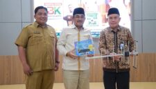 Bupati Tanjab Barat Anwar Sadat (tengah) saat menerima secara simbolis perangkat antena digital dari Kepala Stasiun TVRI Jambi dalam rangka persiapan menyambut siaran Piala Dunia 2026 di Kabupaten Tanjung Jabung Barat. (FOTO : Dok. KOMINFO)