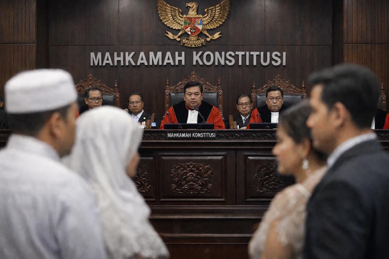 Tolak Gugatan Nikah Beda Agama, MK Tegaskan Aturan Keabsahan Perkawinan Konsisten. [FOTO : Ilustrasi AI]