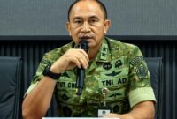 Kepala BPSDM Pertahanan Kemhan Mayjen TNI Ketut Gede Wetan Pastia memberikan keterangan pers resmi terkait bertambahnya jumlah korban jiwa peserta Latsarmil di kantor Kementerian Pertahanan (Kemhan) RI pada hari Sabtu, 27 Juni 2026. (FOTO : Dok. Istimewa TL)