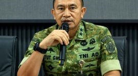 Kepala BPSDM Pertahanan Kemhan Mayjen TNI Ketut Gede Wetan Pastia memberikan keterangan pers resmi terkait bertambahnya jumlah korban jiwa peserta Latsarmil di kantor Kementerian Pertahanan (Kemhan) RI pada hari Sabtu, 27 Juni 2026. (FOTO : Dok. Istimewa TL)