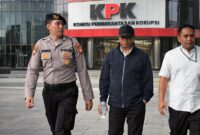 Bupati Tulungagung, Gatut Sunu Wibowo (tengah), tiba di Gedung Merah Putih KPK, Jakarta, Sabtu (11/4/2026) pagi dengan pengawalan ketat petugas Polri. (FOTO : Istimewa)