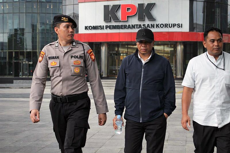 Bupati Tulungagung, Gatut Sunu Wibowo (tengah), tiba di Gedung Merah Putih KPK, Jakarta, Sabtu (11/4/2026) pagi dengan pengawalan ketat petugas Polri. (FOTO : Istimewa)