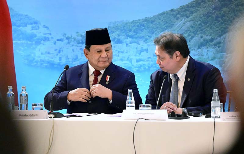 Presiden Prabowo Subianto bersama Menko Perekonomian Airlangga Hartarto di Brasil, Minggu (17/11/2024). Indonesia Resmi Bergabung Menjadi Anggota Penuh BRICS. Apa risikonya?(Dok. Setpres/kompascom)

