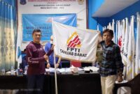 Ketua FPTI Lama Khirul Anwar Menyerahkan bendera Pengkab FPTI kepada Ahmad Ketua Baru hasil muscab FPTI Tanjab Barat, Kamis (27/9/23). FOTO : Angah/LT
