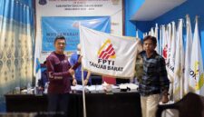 Ketua FPTI Lama Khirul Anwar Menyerahkan bendera Pengkab FPTI kepada Ahmad Ketua Baru hasil muscab FPTI Tanjab Barat, Kamis (27/9/23). FOTO : Angah/LT