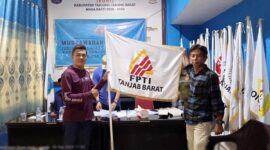 Ketua FPTI Lama Khirul Anwar Menyerahkan bendera Pengkab FPTI kepada Ahmad Ketua Baru hasil muscab FPTI Tanjab Barat, Kamis (27/9/23). FOTO : Angah/LT