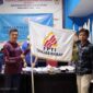 Ketua FPTI Lama Khirul Anwar Menyerahkan bendera Pengkab FPTI kepada Ahmad Ketua Baru hasil muscab FPTI Tanjab Barat, Kamis (27/9/23). FOTO : Angah/LT