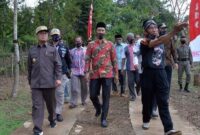 FOTO : Gubernur Jambi Fachrori Umar (kiri) Saat Bersilaturahmi dengan Masyarakat Desa Sungai Abang Kecamatan VII Koto Kabupaten Tebo, Jum’at (24/07/20)