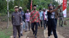 FOTO : Gubernur Jambi Fachrori Umar (kiri) Saat Bersilaturahmi dengan Masyarakat Desa Sungai Abang Kecamatan VII Koto Kabupaten Tebo, Jum’at (24/07/20)