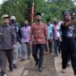 FOTO : Gubernur Jambi Fachrori Umar (kiri) Saat Bersilaturahmi dengan Masyarakat Desa Sungai Abang Kecamatan VII Koto Kabupaten Tebo, Jum’at (24/07/20)