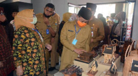 FOTO : Peresmian Pusat Layanan Usaha Terpadu (PLUT) oleh Gubernur Jambi H. Faahrori Umar ditandai dengan pemotongan pita oleh Ketua Dekranasda Provinsi Jambi Hj.Rahima Fachrori di Kawasan Jl. Patimura Kota Jambi, Selasa (28/07/20)