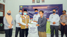 FOTO : Gubernur Jambi H. Fachrori Umar selaku Ketua Gugus Tugas Percepatan Penanganan Covid-19 Provinsi Jambi menyerahkan bantuan Jaring Pengaman Sosial (JPS) Covid-19 Tahap III di Kantor Camat Pemayung Kabupaten Batanghari, Rabu sore (26/08/20).