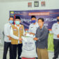 FOTO : Gubernur Jambi H. Fachrori Umar selaku Ketua Gugus Tugas Percepatan Penanganan Covid-19 Provinsi Jambi menyerahkan bantuan Jaring Pengaman Sosial (JPS) Covid-19 Tahap III di Kantor Camat Pemayung Kabupaten Batanghari, Rabu sore (26/08/20).