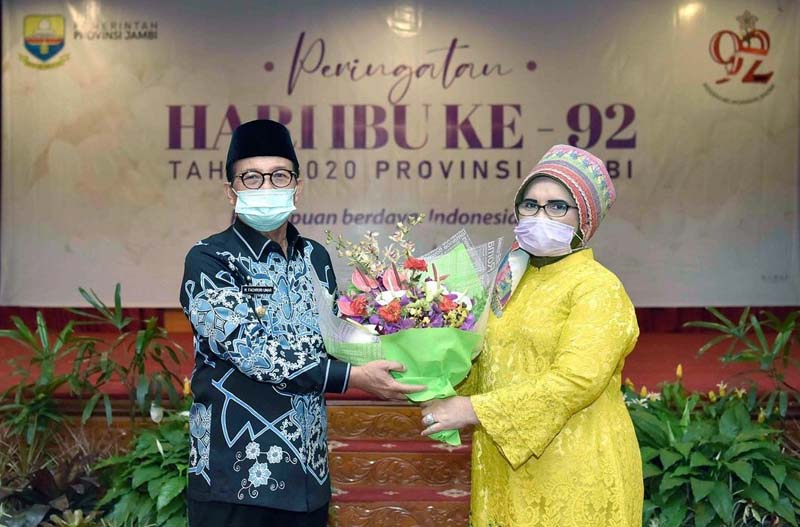 FOTO : Fachrori pada Peringatan Hari Ibu ke-92 Tahun 2020 Tingkat Provinsi Jambi, yang berlangsung di Auditorium Rumah Dinas Gubernur Jambi, Kamis (17/12/20).