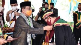 FOTO : Gubernur H. Fachrori Umar Saat Acara Wisuda Santri Akhir Pondok Karya Pembangunan (PKP) Al Hidayah Pemerintah Provinsi Jambi Tahun Ajaran 2019/2020 di Lapangan PKP Al Hidayah Pemerintah Provinsi Jambi, Sabtu (25/07/20)
