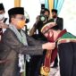 FOTO : Gubernur H. Fachrori Umar Saat Acara Wisuda Santri Akhir Pondok Karya Pembangunan (PKP) Al Hidayah Pemerintah Provinsi Jambi Tahun Ajaran 2019/2020 di Lapangan PKP Al Hidayah Pemerintah Provinsi Jambi, Sabtu (25/07/20)