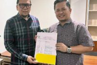 Faruq Ibnul Haqi (kanan) menerima surat rekomendasi dari Partai Golkar untuk Pilwakot Tegal. FOTO : Ist